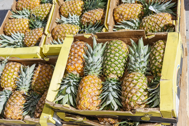 Tractor-Trailer Delivers Pineapples to Staten Island Expressway | Alamy Stock Photo