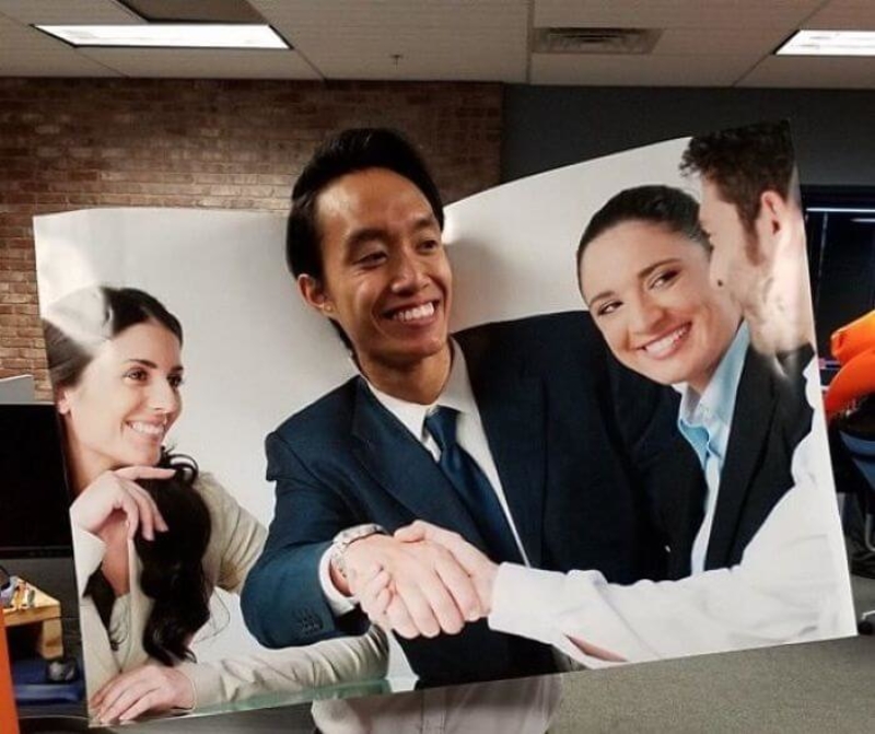 This Guy Became a Stock Photo “Business People Shaking Hands Smiling.” | Imgur.com/afterthesunsets