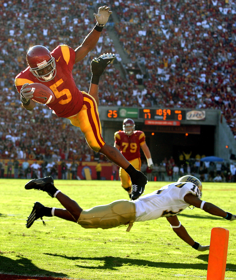Reggie Bush's Diving Touchdown | Getty Images Photo by Wally Skalij/Los Angeles Times