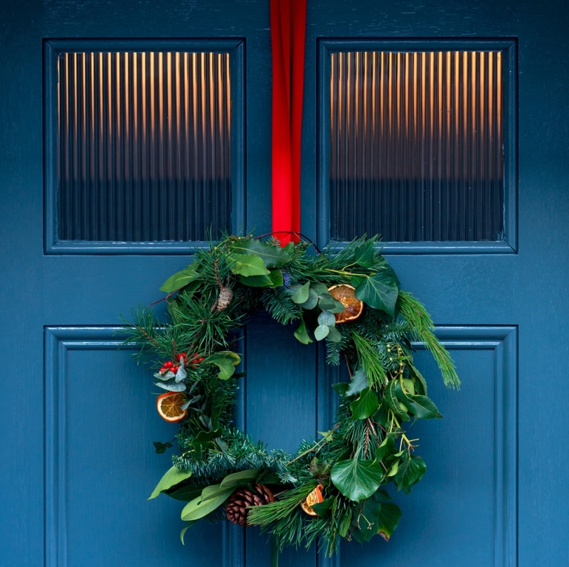 Los ganchos de pared también son buenos para las festividades | Shutterstock Photo by Max_555