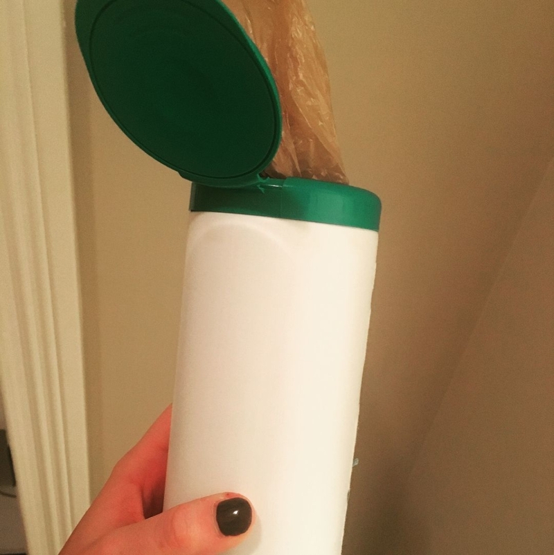 Guarda las bolsas de plástico en un recipiente para toallitas húmedas | Instagram/@mrs.teachinghacks