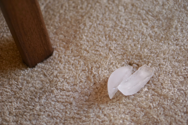 Cura abolladuras de alfombras con cubitos de hielo | Shutterstock Photo by Sasima