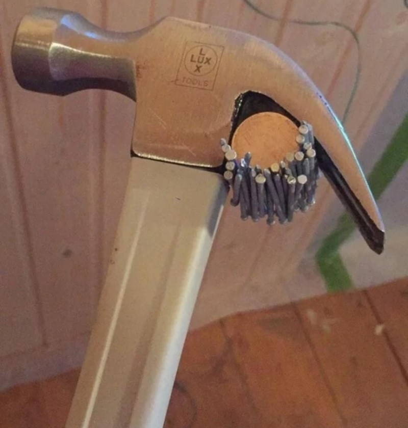 Una forma magnética de mantener el martillo y los clavos juntos | Reddit.com/Ruki_iz_zho
