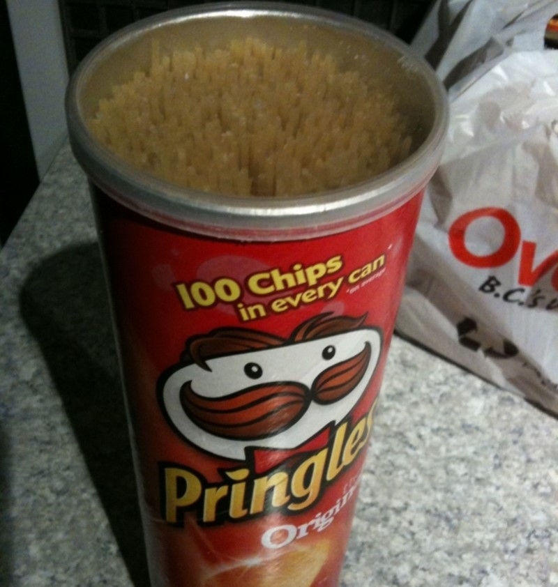 Usa una lata de Pringles para almacenar espaguetis | Imgur.com/bNt9j