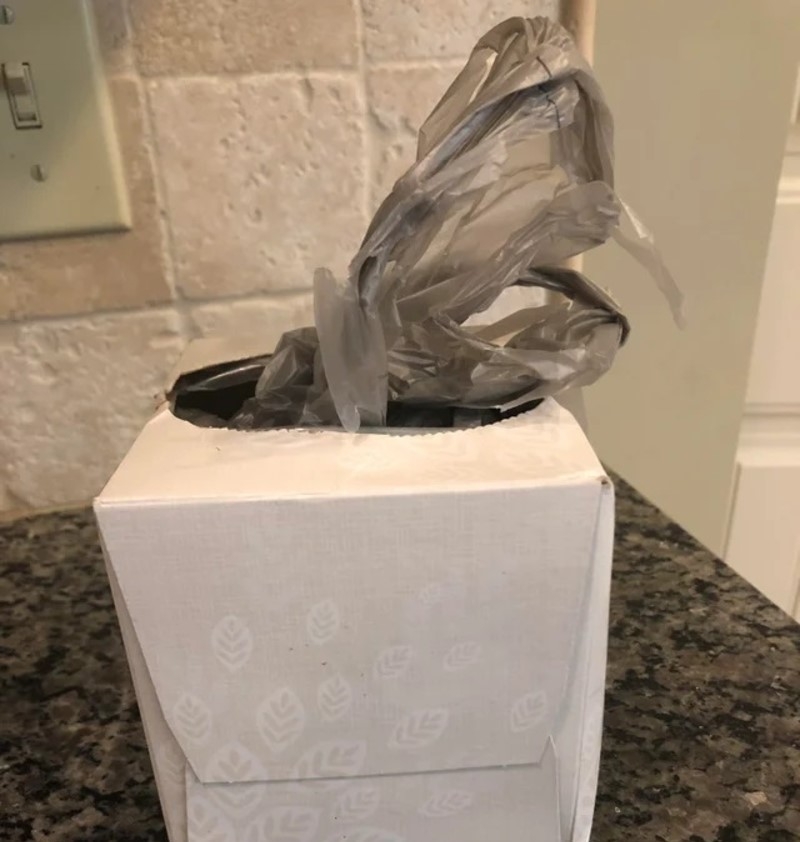 Usa una caja de pañuelos como soporte para bolsas de plástico | Reddit.com/Cupieqt
