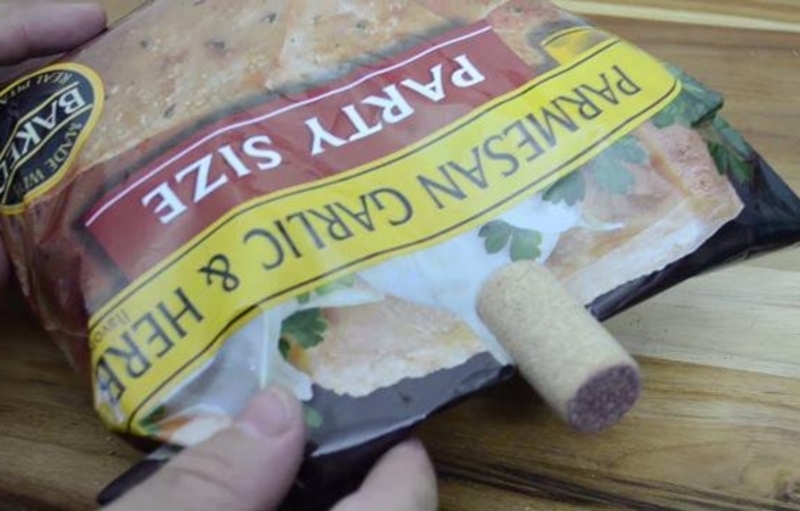 A Wine Cork Can Also Serve as a Chip Clip | Twitter/@lifehacker