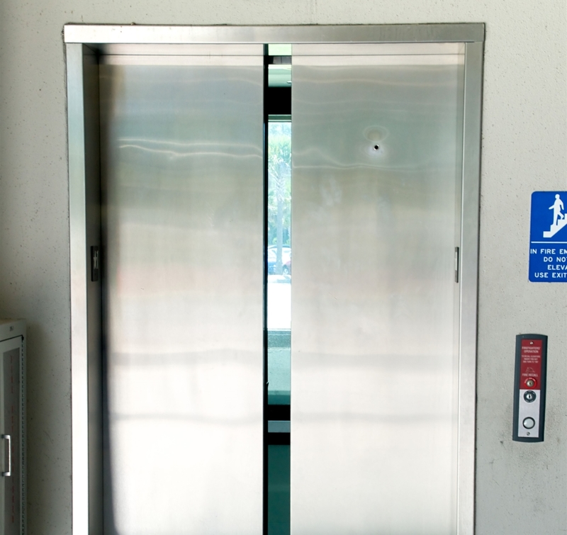 El pequeño agujero en las puertas del ascensor | Alamy Stock Photo