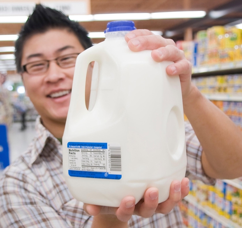 La abolladura de la jarra de leche | Alamy Stock Photo