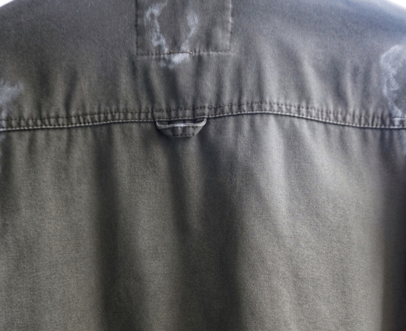 Bucle en la parte posterior de la camisa | Shutterstock