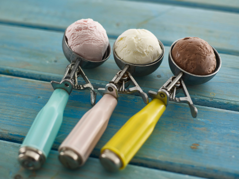 Bolas de helado codificadas por colores | Alamy Stock Photo