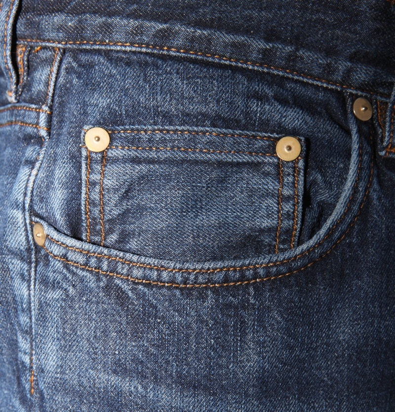 Botones colocados al azar en jeans | Getty Images Photo by Vincenzo Lombardo