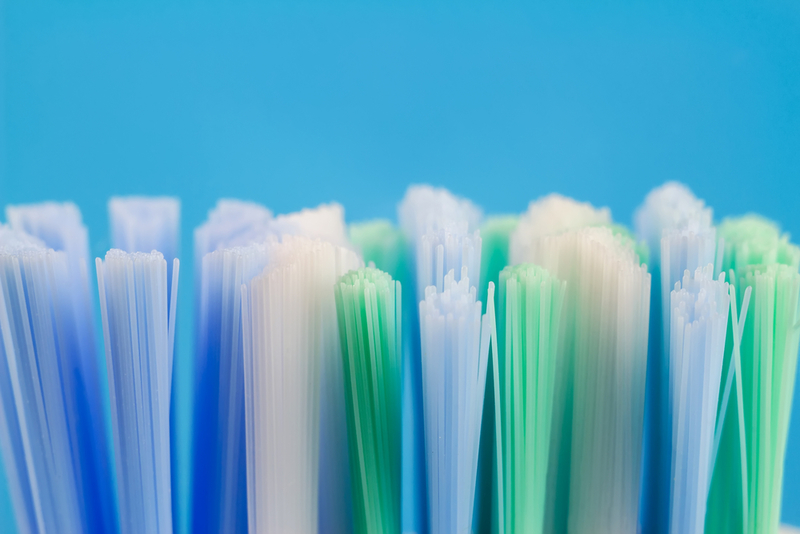 Las cerdas azules en un cepillo de dientes | Shutterstock