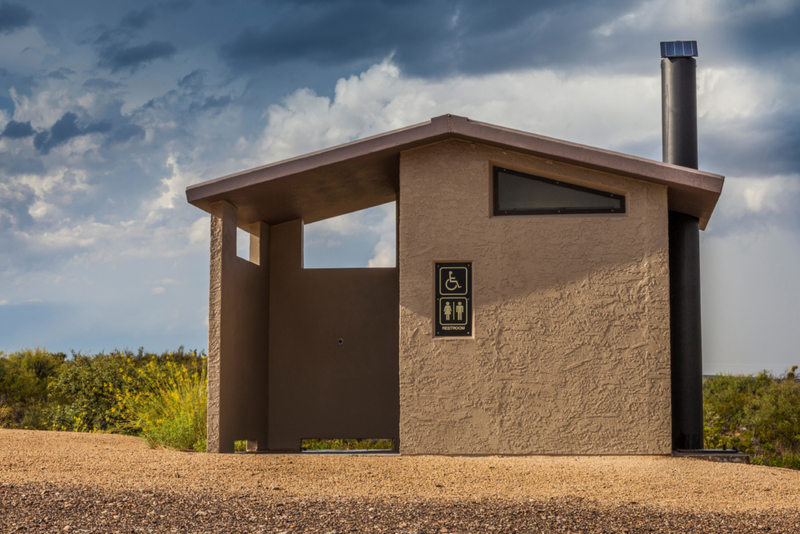 Lone Star Outhouse | Alamy Stock Photo by Janice and Nolan Braud