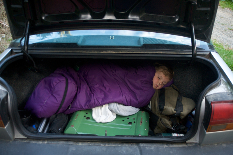 Dormir dentro de un saco de dormir en el vehículo | Getty Images Photo by Aaron McCoy