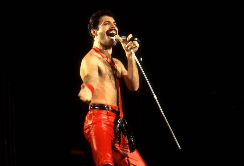 Freddie’s Trademark “Bottomless Mic” | Getty Images Photo by Paul Natkin