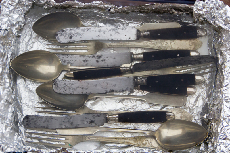 Polish your cutlery with aluminum foil | Shutterstock