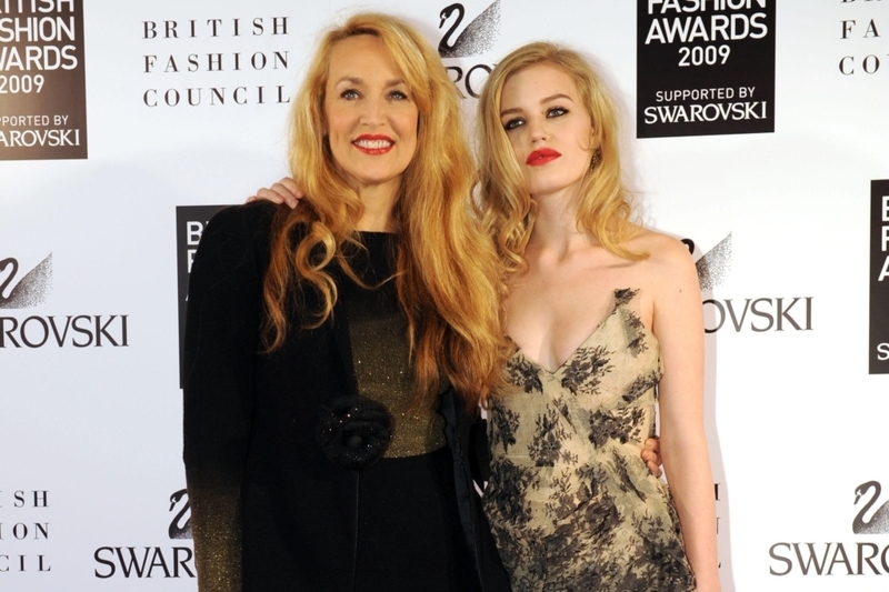 Jerry Hall y Georgia May Jagger | Alamy Stock Photo by Fiona Hanson/PA Images 