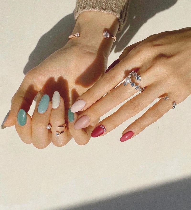 Uñas de distintos tonos | Instagram/@avecny_chlo