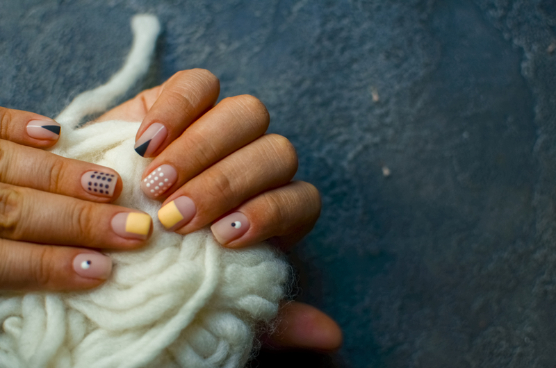 Diseño de uñas sin base de color | Shutterstock