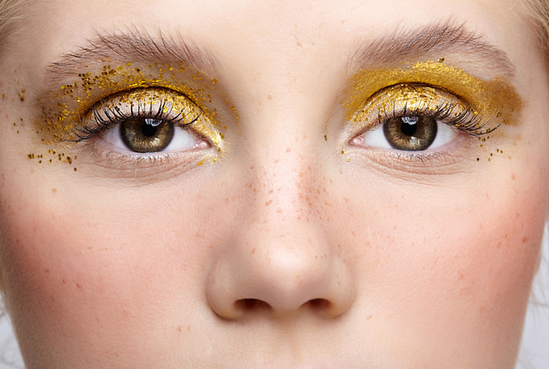 Maquillaje brilloso para ojos | Alamy Stock Photo by Sergey Pristyazhnyuk
