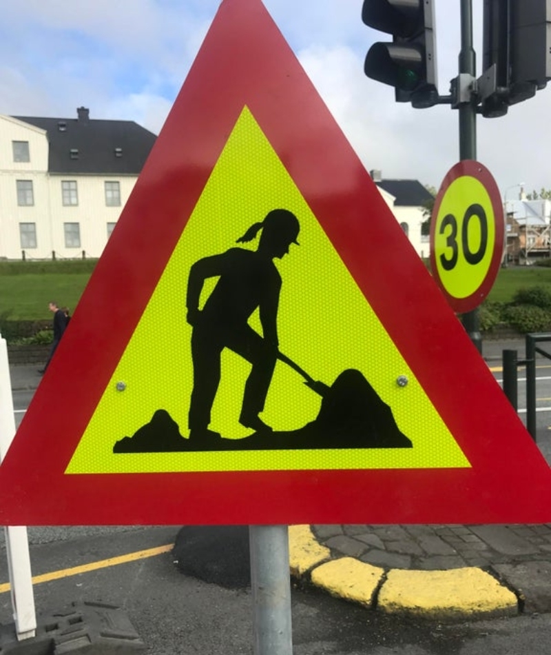 Trabajadoras en las señales de tráfico de Islandia | Reddit.com/ithinkik_ern
