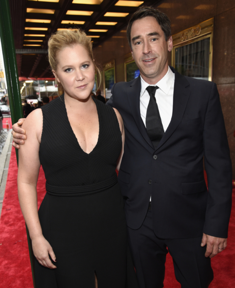 Amy Schumer y Chris Fishcher | Getty Images Photo by Kevin Mazur