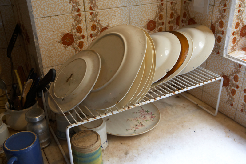 Chipped Dishes | Alamy Stock Photo by Radharc Images/JoeFox Liverpool
