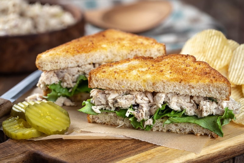 Friendly’s Tuna Salad | Alamy Stock Photo Photo by CHARLES BRUTLAG