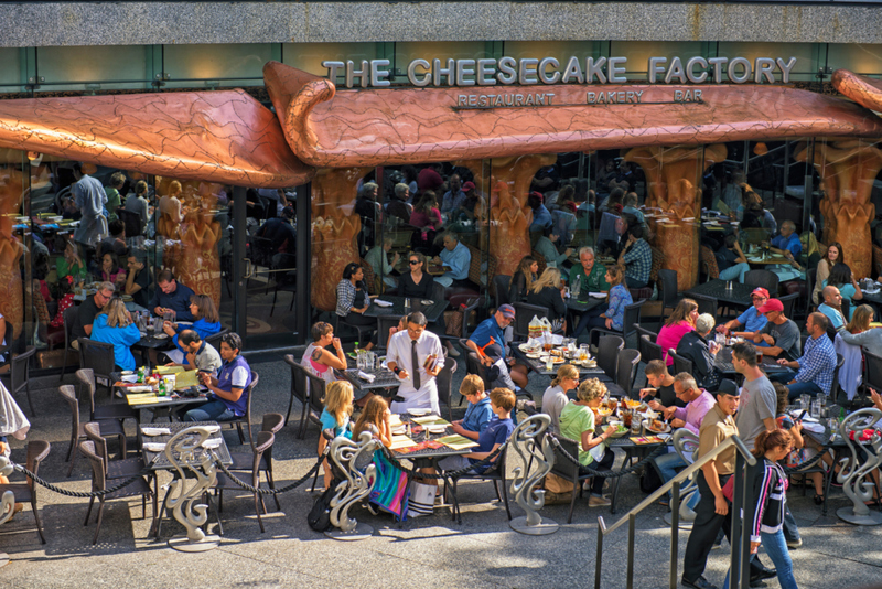 Die Cheesecake Factory | Alamy Stock Photo by Helen Sessions