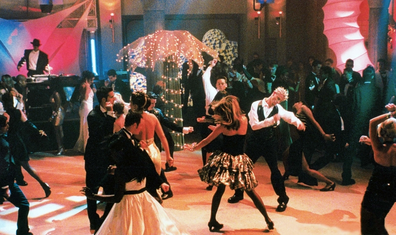 A Fully Choreographed Prom in “She’s All That” | Alamy Stock Photo