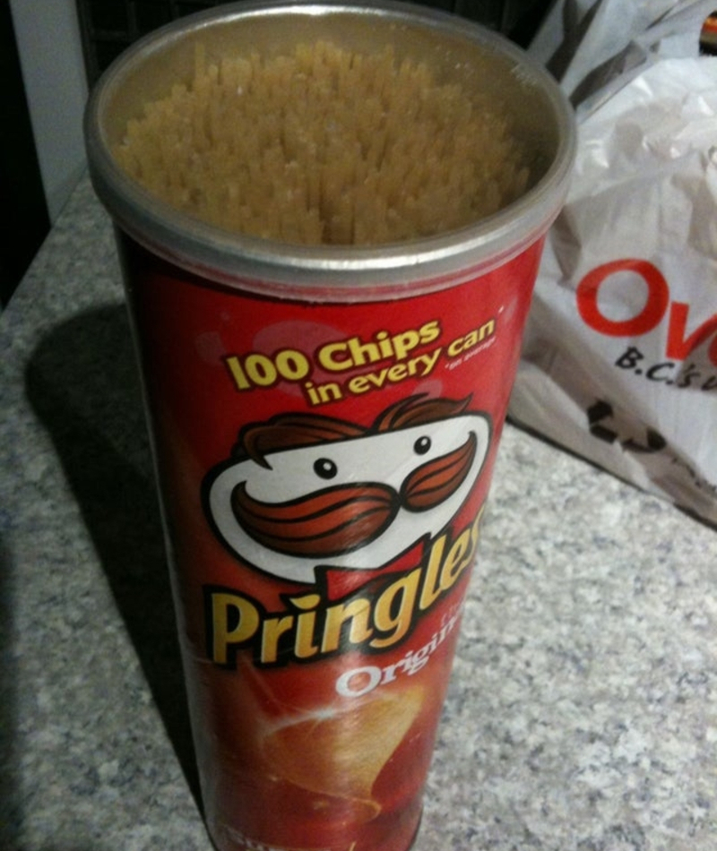 Use una lata de Pringles para almacenar espagueti | Imgur.com/bNt9j