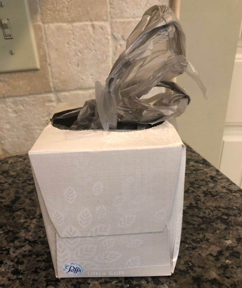 Usa una caja de pañuelos como soporte para bolsas de plástico | Reddit.com/Cupieqt