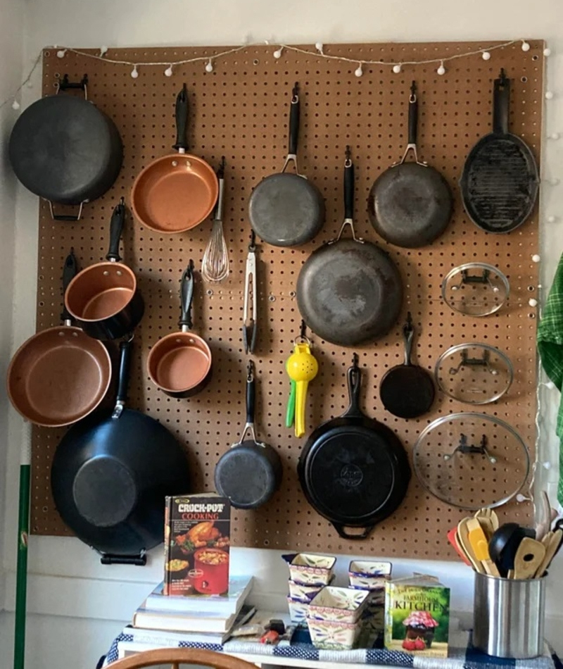 Evita un gabinete de cocina abarrotado colgando ollas y sartenes | Reddit.com/leblaun