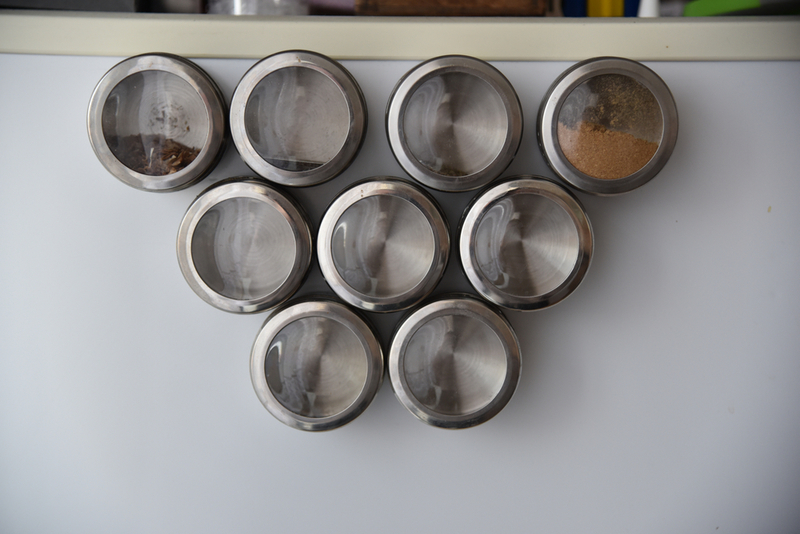 Recipientes magnéticos para tu refrigerador | Shutterstock Photo by Irm Sad