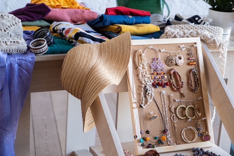 Usa un tablero de corcho para guardar joyas | Shutterstock Photo by Fotoksa