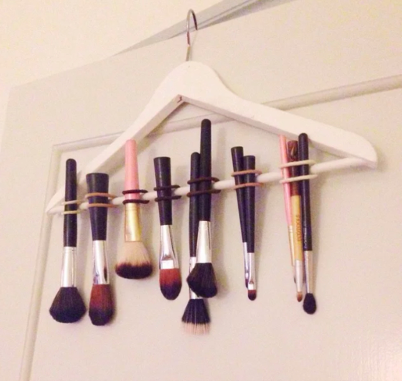 Ganchos para secar brochas de maquillaje | Reddit.com/Vahedih