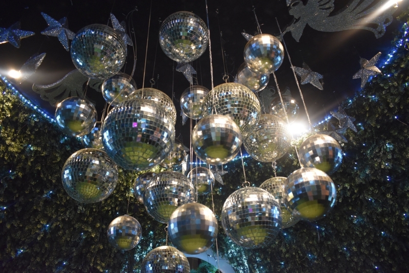 Os Convidados Dançaram em Quatro Toneladas de Gliter na Véspera de Ano Novo | Alamy Stock Photo