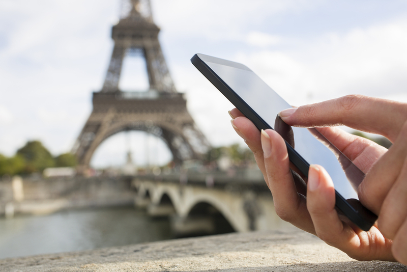 Pasas más tiempo mirando el teléfono que con tu compañero de viaje | Shutterstock Photo by LDprod