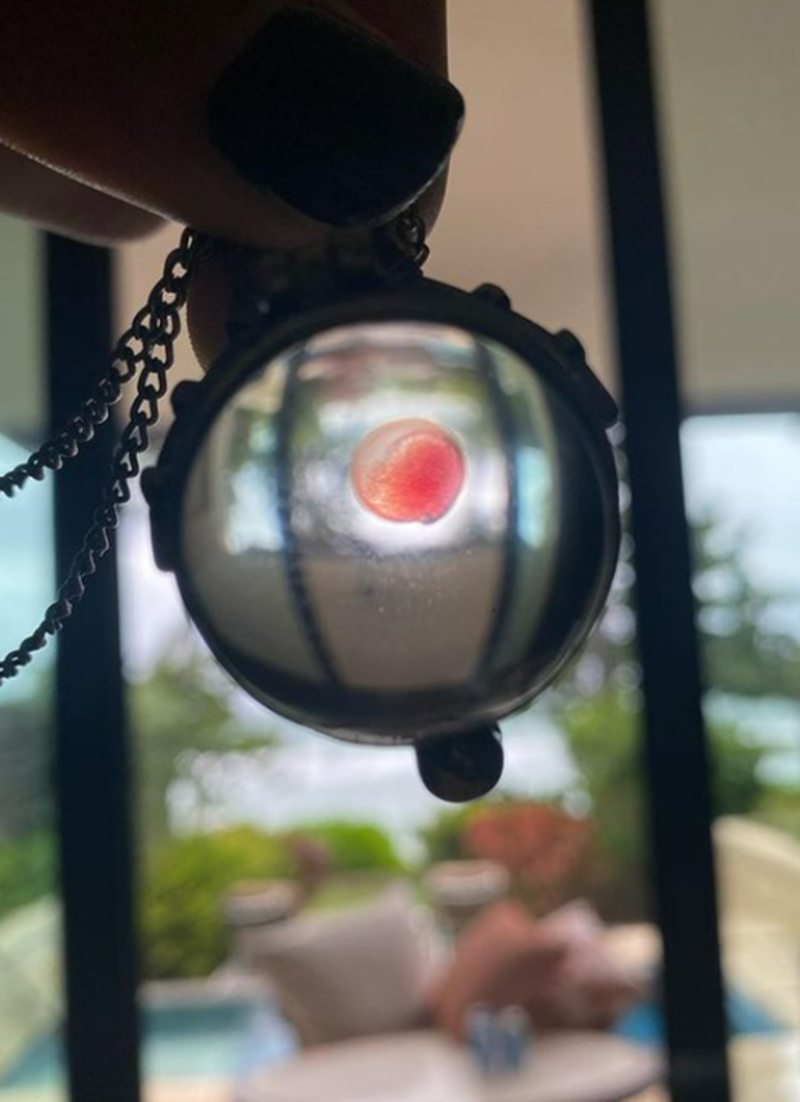 Um colar ensanguentado? | Instagram/@machinegunkelly