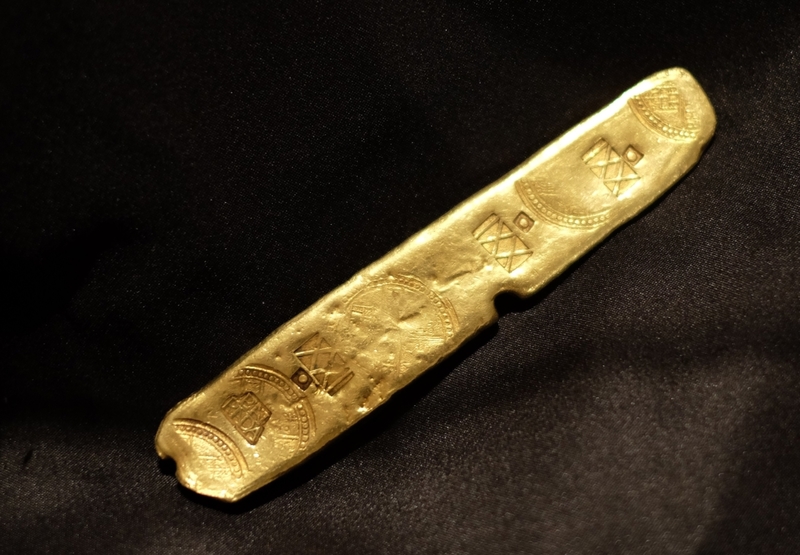 Lingote de oro español del año 1500 | Getty Images Photo by JEWEL SAMAD/AFP via Getty Images