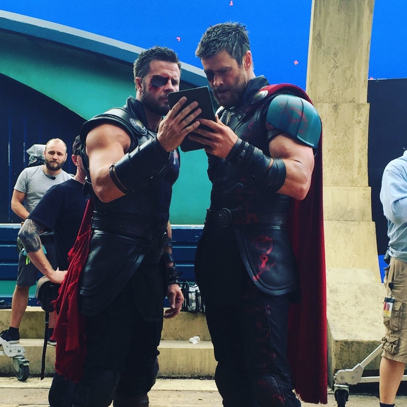 O que é melhor do que um Thor? Dois Thors, é claro! | Instagram/@bobbydazzler84