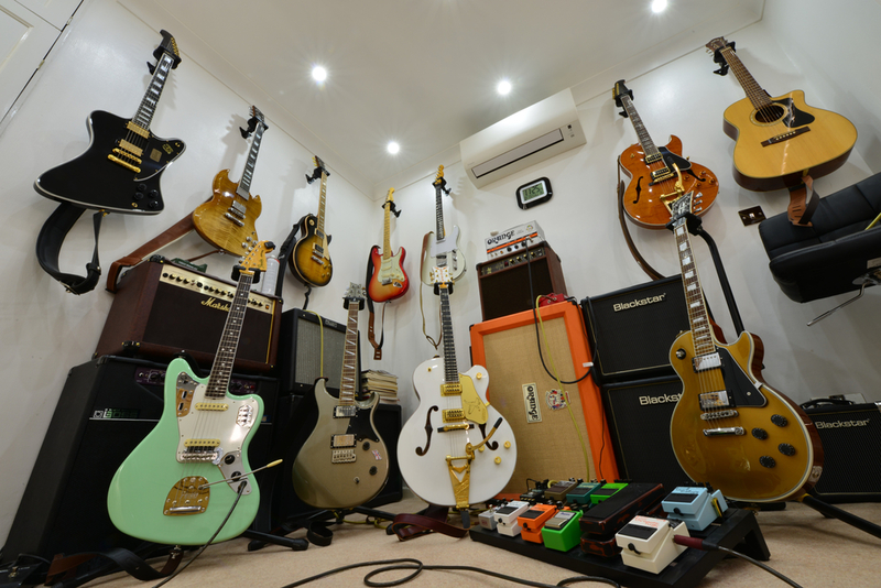 Fender & Gibson Guitars | Paul Briden/Shutterstock