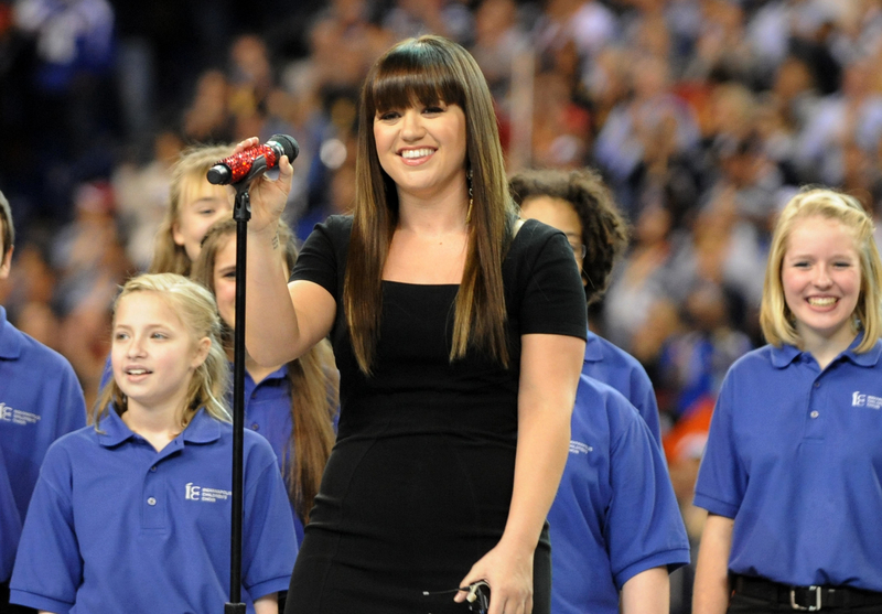 Kelly Sings at the Super Bowl 2012 | Alamy Stock Photo