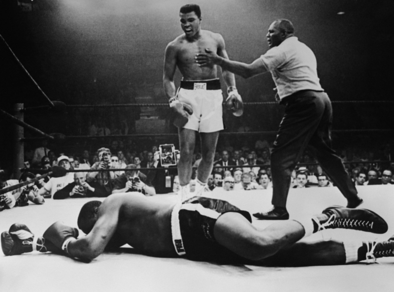 Muhammad Ali Nocauteia Sonny Liston, 1965 | Getty Images Photo by AFP