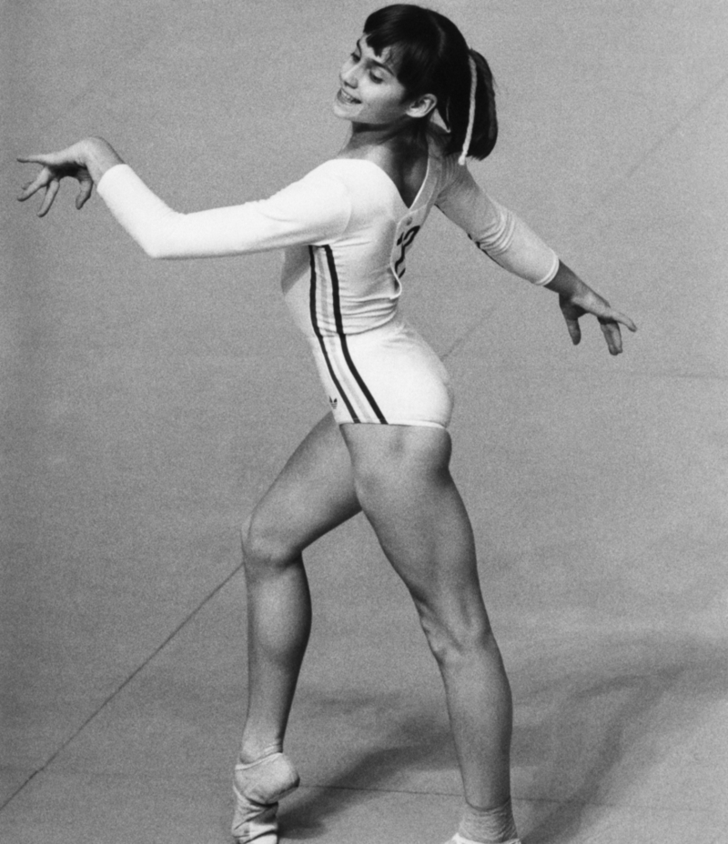 Uma Sorridente Nadia Comăneci, Ginasta Romena de Renome Mundial, Se Apresentando no Solo - Jogos Olímpicos de Verão, 1976 | Getty Images Photo by Bettmann 
