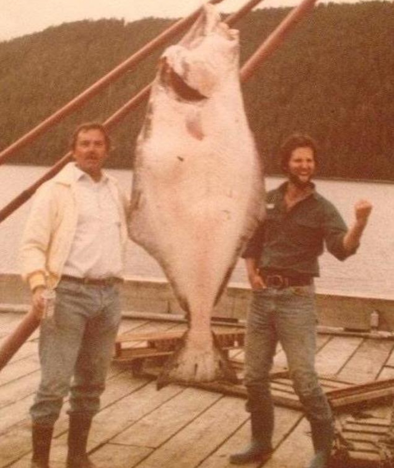 Eles Vão Precisar de um Barco Maior. Pescadores Felizes Posam com Seu Prêmio de Halibute de 130 Quilos - Alasca, 1969 | Reddit.com/SwgohF2P