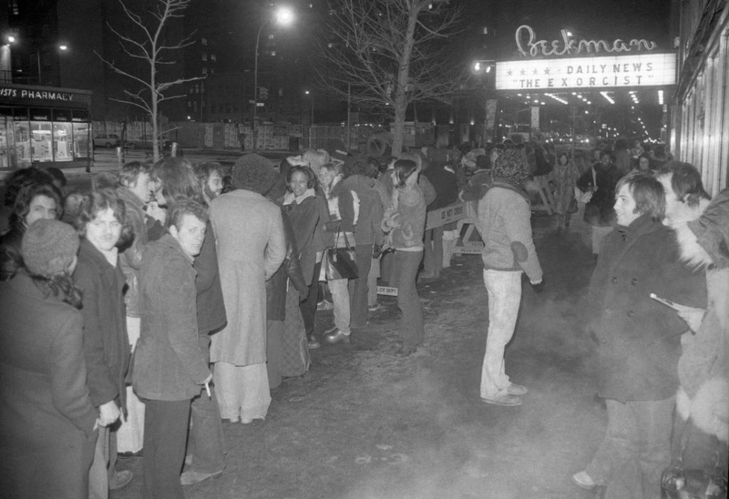 Espectadores Esperam na Fila para Assistir “O Exorcista” nos Cinemas, 1973 | Getty Images Photo by Bettmann Archive