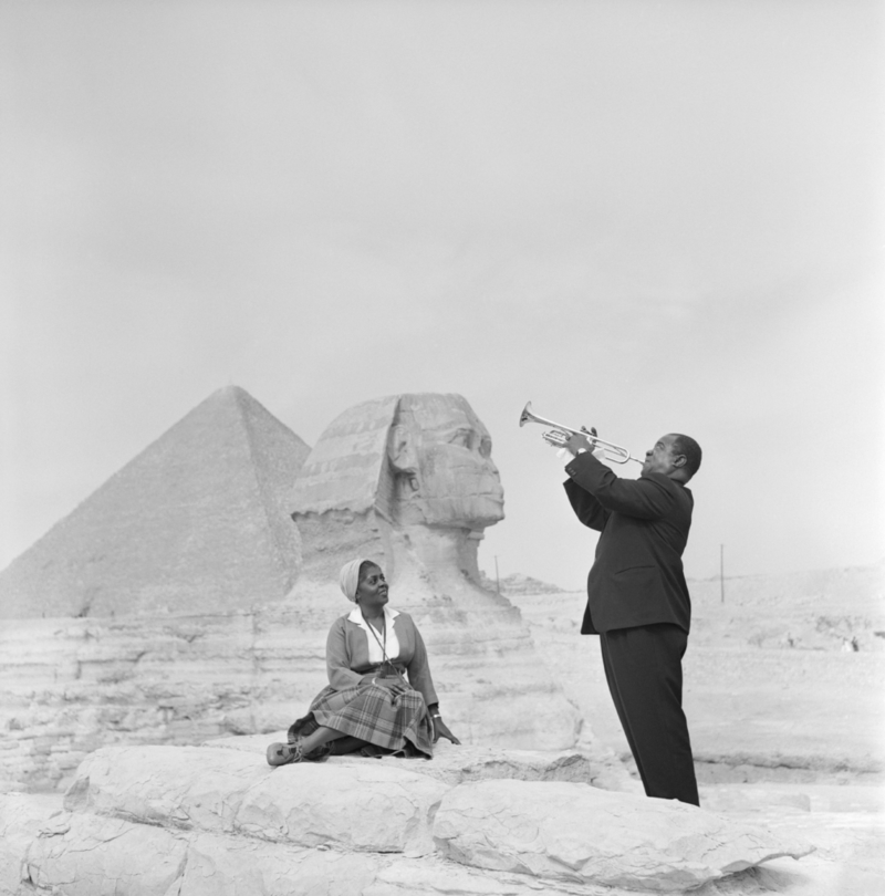 Louis Armstrong Faz uma Serenata para Sua Esposa Lucille Wilson - As Pirâmides de Gizé, 1961 | Getty Images Photo by Bettmann