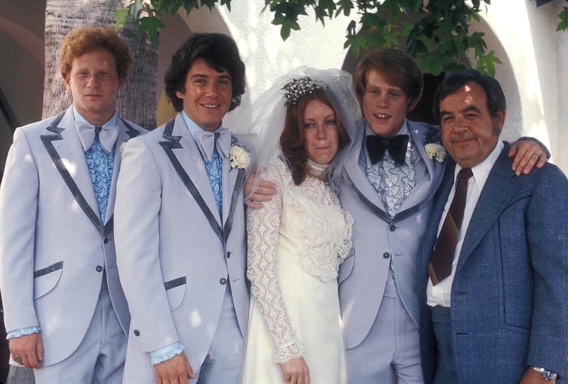 Um Dia Feliz para os Recém-casados ​​Membros do Elenco de “Dias Felizes”, Ron e Cheryl Howard no Dia do Seu Casamento, 1975 | Alamy Stock Photo