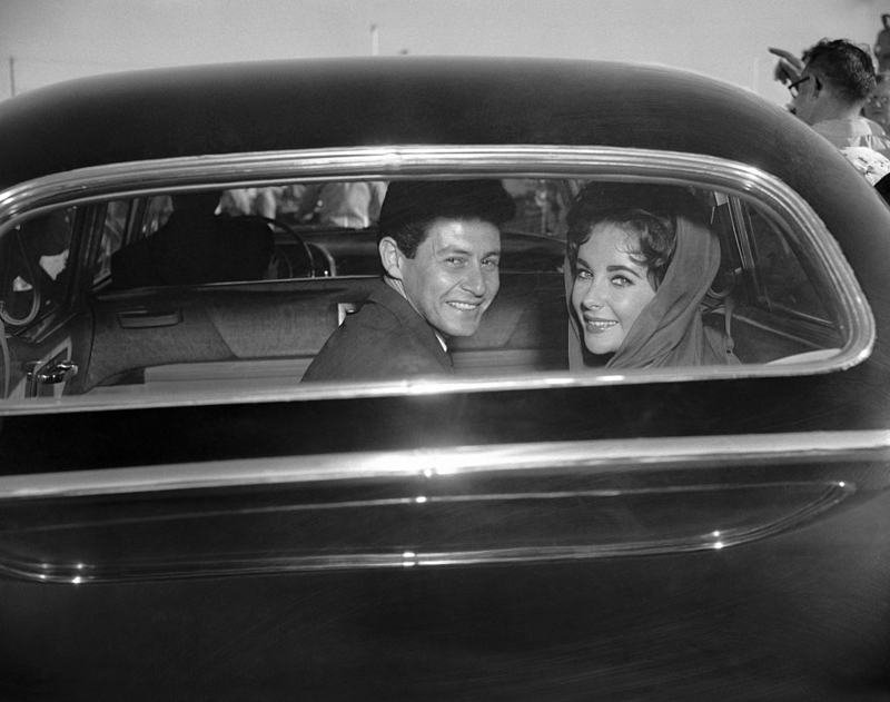 Eddie Fisher y Elizabeth Taylor yéndose de su boda | Getty Images Photo by Bettmann